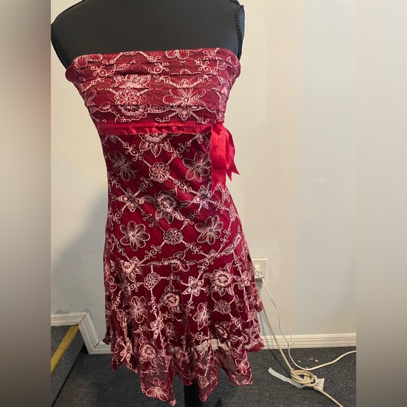 no brand Dresses & Skirts - Strapless Floral Lace-Overlay Dress in Wine Red